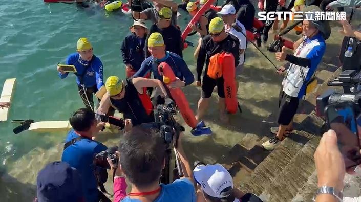 超齡唯二，馬英九第12度挑戰泳渡日月潭，下水前擺健美姿勢一度腳滑，引起一陣驚呼，還好旁人攙扶住才沒跌倒 。（圖／翻攝畫面）
