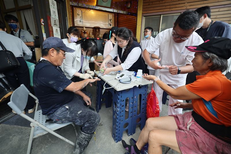 醫護人員強調，很多傷患、老人家都很需要補充電解質。（圖／翻攝自花蓮慈濟醫院臉書）
