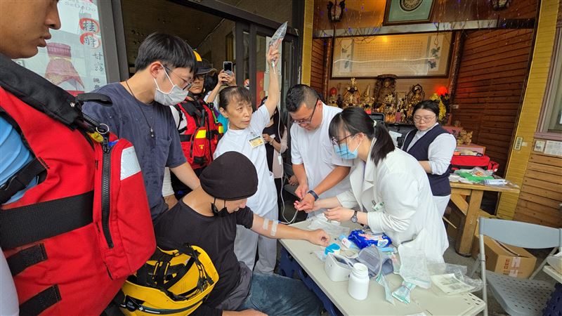 花蓮災區醫療站最缺1飲品 鏟子超人也需要