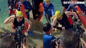 超齡唯二，馬英九第12度挑戰泳渡日月潭，下水前擺健美姿勢一度腳滑，引起一陣驚呼，還好旁人攙扶住才沒跌倒 。（圖／翻攝畫面）