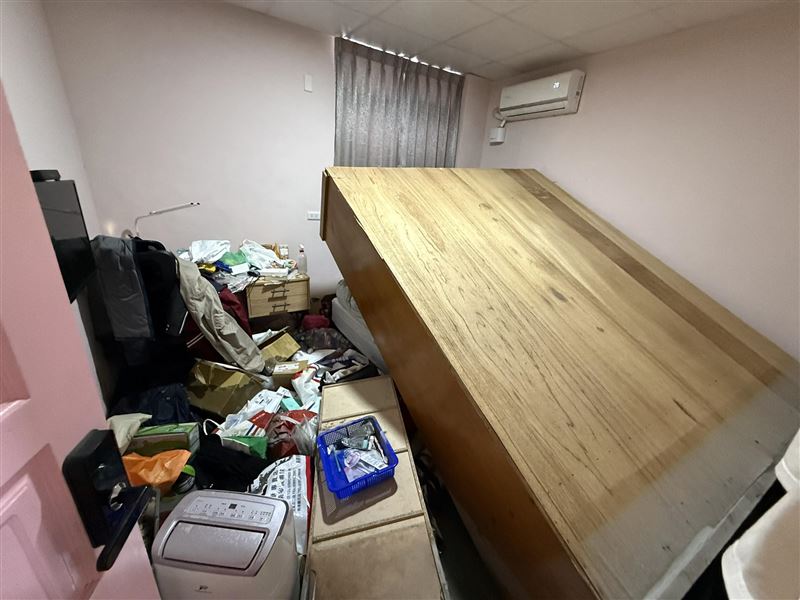 劉哲瑋貼照說，不敢打開房門&hellip;底下門縫都被泥巴填滿了；三年工作的東西都沒啦，真的越工作越窮&nbsp;。（圖／翻攝自 L&acirc;u Thiat U&iacute;臉書）