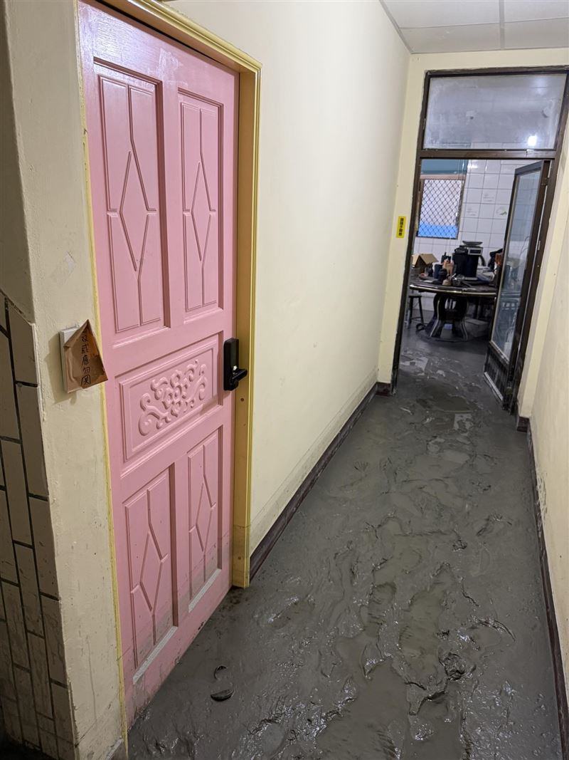 劉哲瑋貼照說，不敢打開房門&hellip;底下門縫都被泥巴填滿了；三年工作的東西都沒啦，真的越工作越窮&nbsp;。（圖／翻攝自 L&acirc;u Thiat U&iacute;臉書）