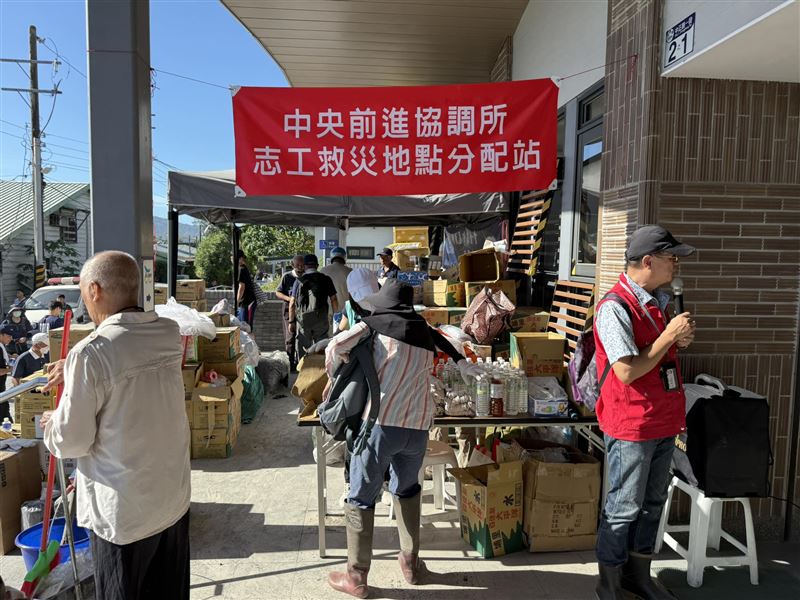 劉哲瑋痛批花蓮縣府到底在哪裡。圖為中央政府在光復車站門口成立的協調所。（圖／翻攝自 L&acirc;u Thiat U&iacute;臉書）