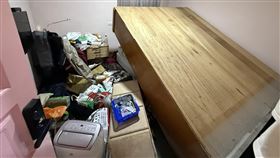 劉哲瑋貼照說，不敢打開房門…底下門縫都被泥巴填滿了；三年工作的東西都沒啦，真的越工作越窮 。（圖／翻攝自
Lâu Thiat Uí臉書）