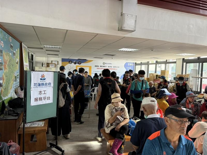 花蓮縣府在車站內成立「志工平台」，但完全沒有媒合功能，媒合的都是站外的機構。（圖／翻攝自L&acirc;u Thiat U&iacute;臉書）