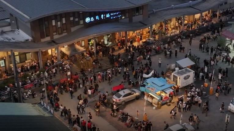 花蓮光復鄉災後重建，滿車廂瀰漫著志工汗味，卻被網友形容為「這輩子最感動的味道」。（圖／資料庫）