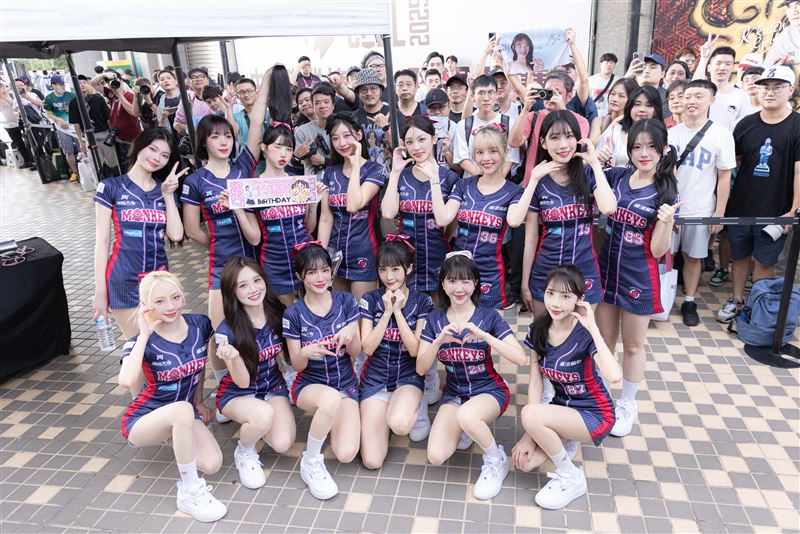 樂天女孩舉辦單曲簽名會(圖/樂天桃猿提供)