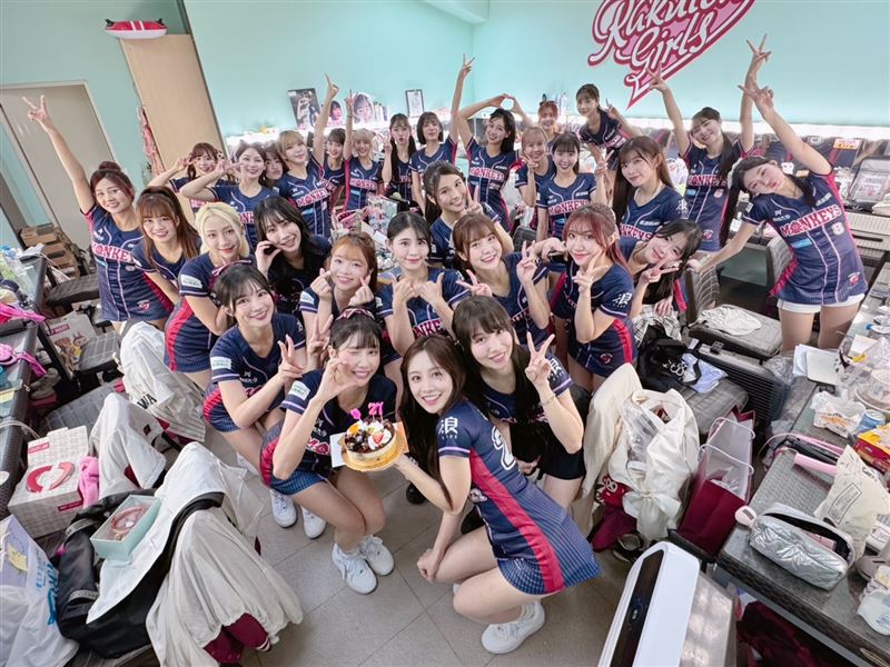樂天女孩幫筠熹和若潼慶生!(圖/樂天桃猿提供)