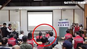 行政院長卓榮泰28日赴中央災害應變中心前進協調所聽取最新救災情形彙報，花蓮縣長徐榛蔚也現身坐在卓揆旁邊。（圖／翻攝畫面）