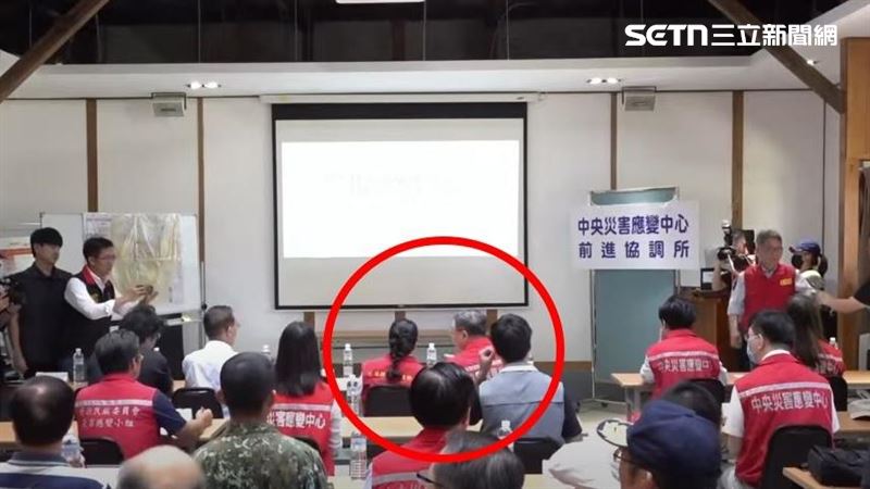 行政院長卓榮泰28日赴中央災害應變中心前進協調所聽取最新救災情形彙報，花蓮縣長徐榛蔚也現身坐在卓揆旁邊。（圖／翻攝畫面）