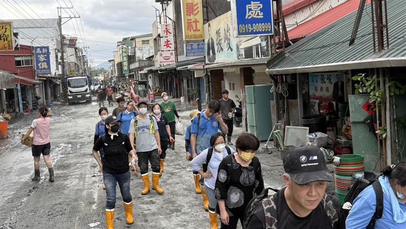 皇翔建設大動員，約60名員工放下手上工作與3天連假，前往災區為住戶清汙泥。（圖／皇翔建設提供）