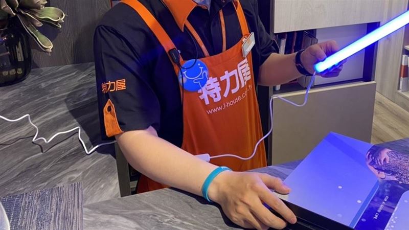 特力屋也立刻調派機具、人力協助救援，先就近從花蓮店、羅東店調貨，捐贈20台高壓清洗機送至災區，同時間自全台各分店調配上千份清理工具。（圖／特力屋提供）