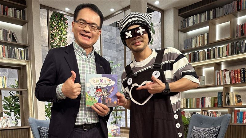 公開現身突遭百人抗議　黃明志被帶上警車