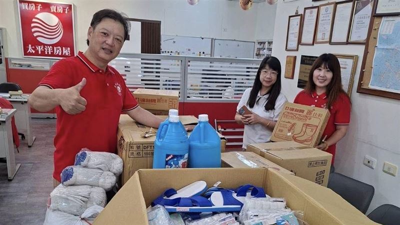 太平洋房屋花蓮中山加盟店舉全店之力前進災區救災，店東劉曉文及店內仲介分批攜帶物資到偏遠的阿陶莫部落。（圖／太平洋房屋提供）