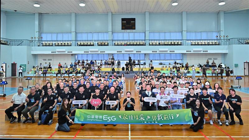 中華電信特別邀請中華電信永續發展大使、羽球天后戴資穎，親自與教練團指導高雄國小羽球隊學童。（圖／中華電信提供）