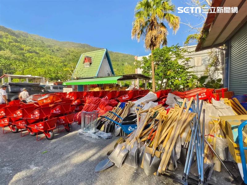 由熱心人士委託「極地救援車隊」捐贈超過500台單輪水泥推車，統一交由鄉長林清水轉交六個村落分配使用。(圖/翻攝畫面)