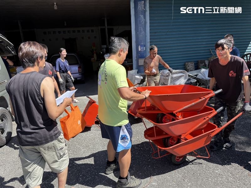 這批推車特別噴上「極地：光復加油」字樣，明確標示為公用物資，呼籲鄉民務必輪流使用，請勿私自佔為己有。(圖/翻攝畫面)