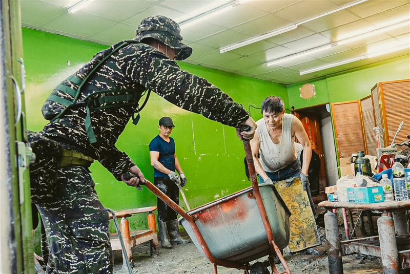 總統說,希望志工能以確保自身健康安全為前提,再投入災區的復原工作。(圖/翻攝自賴清德臉書)