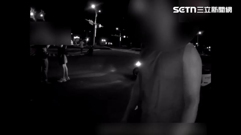 北市郭男在捷運中正紀念堂站出口夜跑時，與路人當街互毆。（圖／翻攝畫面）