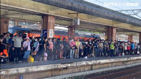 網友拍下月台上擠滿了「鏟子超人」。（圖／網友@penny1000623授權提供，未經同意請勿轉載） 