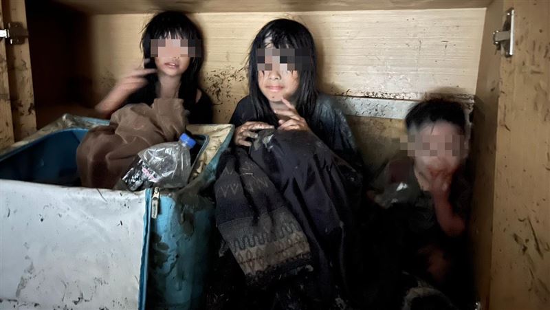 抱3子泡水裡「剩1顆頭」…娃躲衣櫃全身泥