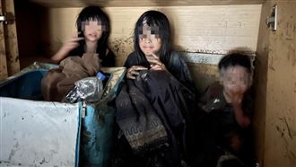 抱3子泡水裡「剩1顆頭」…娃躲衣櫃全身泥