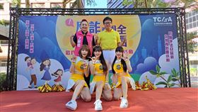 圖說：台灣民間反詐騙協會27日舉辦中秋睦鄰暨反詐宣導活動，中信兄弟啦啦隊出席應援。後排右為協會理事長許良源，左為協會副總幹事丁麗君。（圖／台灣民間反詐協會提供）
