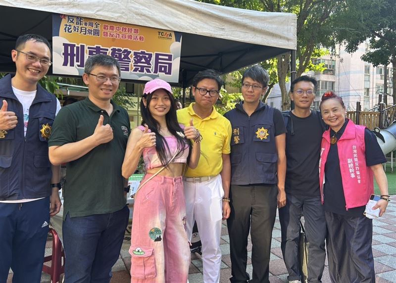 刑事警察局預防科科長莊明雄（左二）率員在活動現場設置防詐宣導攤位，展示最新詐騙案例及識別技巧，獲民眾熱烈迴響。（圖／台灣民間反詐騙協會提供）