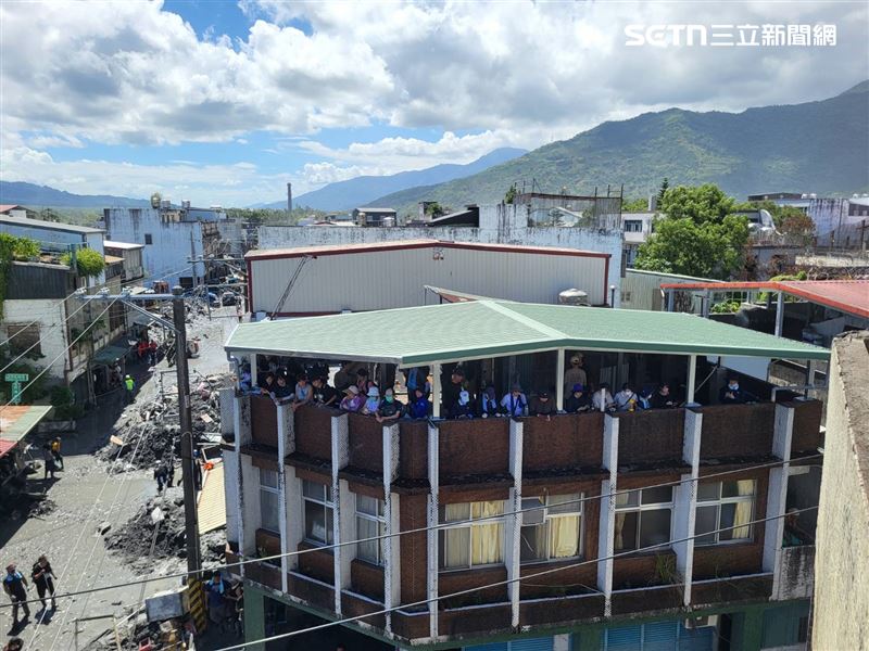 稍早傳出是光復國小潰堤，在場的志工急喊快往高處跑，大家聽到溢流潰堤等字眼都相當驚慌，紛紛跑到高處避難。(圖/翻攝畫面)