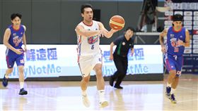 很少在籃球公開場合露面的陳順詳，27日在興富發登峰造極籃球公益賽打滿40分鐘，狂砍52分，帶領傳奇球星組成的明星白98：81大勝藝人組成的明星藍。（圖／大會提供）
