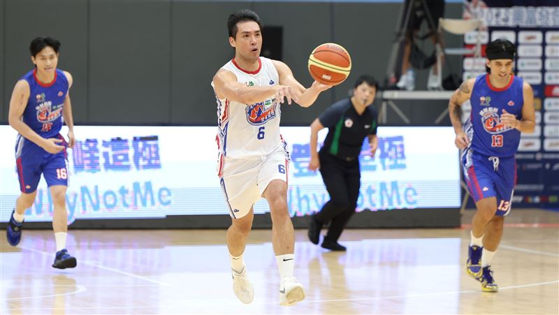 很少在籃球公開場合露面的陳順詳，27日在興富發登峰造極籃球公益賽打滿40分鐘，狂砍52分，帶領傳奇球星組成的明星白98：81大勝藝人組成的明星藍。（圖／大會提供）