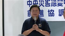 傅崐萁與卓榮泰握手泯恩仇。（圖／翻攝畫面）