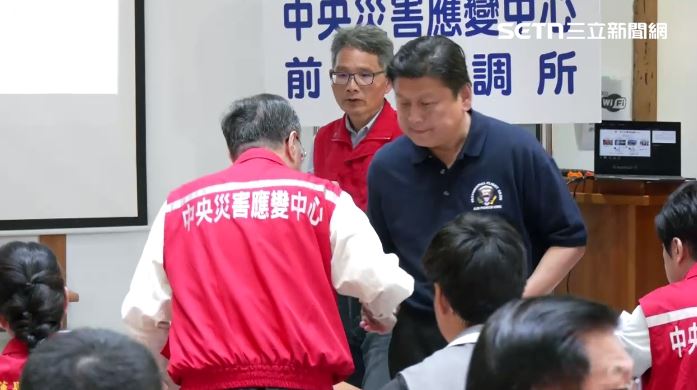 傅崐萁與卓榮泰握手泯恩仇。（圖／翻攝畫面）