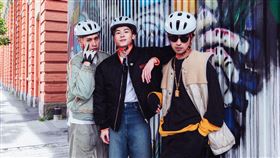 黃宣(左起)、許光漢與陳柏霖被街頭壁畫所吸引。（圖／《出去一下》提供）