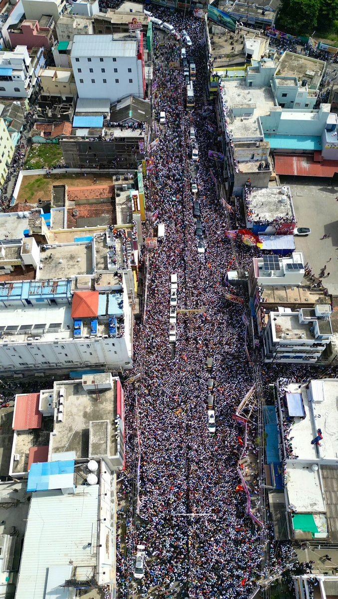 印度27日發生政治造勢活動踩踏事件，造成至少39人死亡。（圖／翻攝自X平台 @@Incognito_qfs）