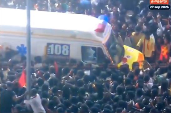 救護車難以前進。（圖／翻攝自X平台 @@Akhand_Bharat_S）