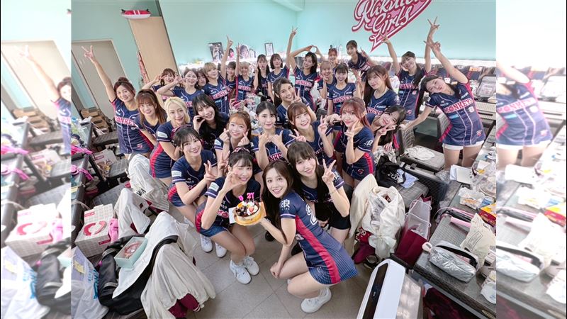 樂天女孩筠熹、若潼在球場慶生。（圖／樂天桃猿球團提供）