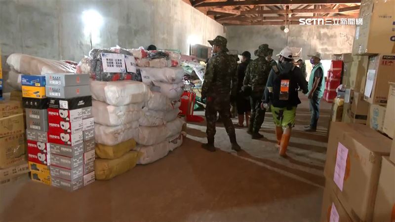 各界善心捐贈物資堆滿倉庫