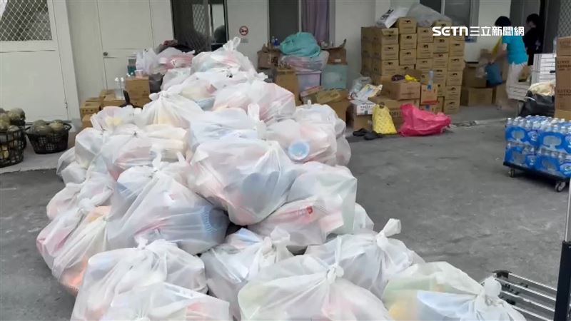馬太鞍教會將要給災民的物資一袋袋分裝好