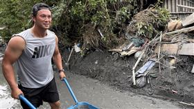 高國輝回到故鄉協助透入災後復原工作。（圖／翻攝自羅國華臉書）