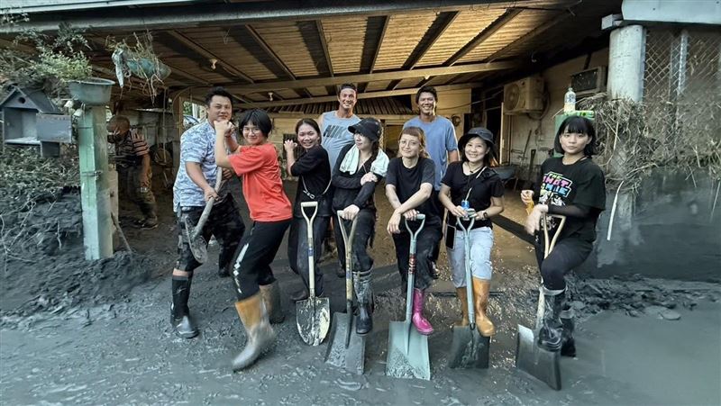 前職棒球員羅國華，日前在日前就在臉書曬出與兄弟高國輝、羅國龍一同深入馬太鞍部落支援的照片。（圖／翻攝自羅國華臉書）