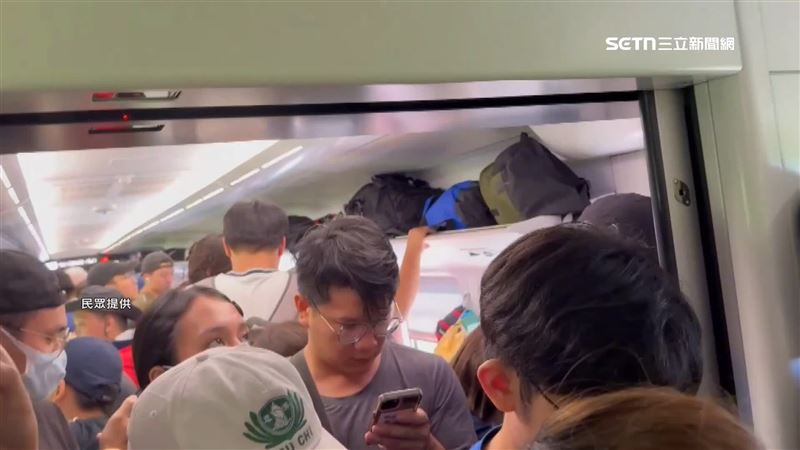 台鐵車廂擠滿要去花蓮光復救災的熱心民眾