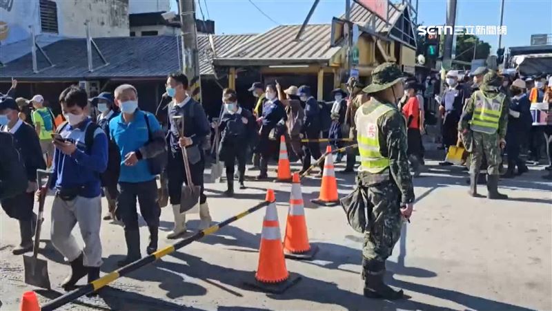 民眾化身「鏟子超人」，湧入光復鄉協助災後清理。（圖／資料照）