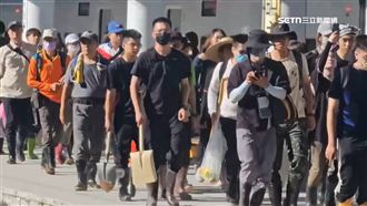 鏟子超人連假湧光復　民眾機車接駁送物資