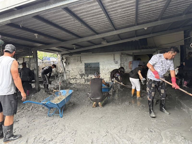 一家人與志工奮戰3天，但家園仍舊堆滿爛泥。（圖／翻攝羅國華臉書）