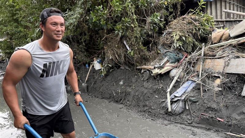 前中職球星返花蓮　網友眼尖這一幕