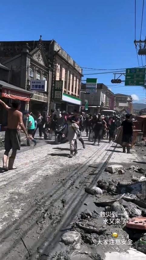 嘻小瓜拍下民眾逃難畫面，所幸最後證實只是誤傳。（圖／翻攝自嘻小瓜IG）