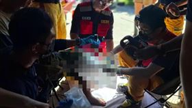 醫療團隊立即對傷口進行局部麻醉、開刀、清創。（圖／翻攝畫面）