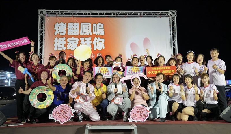 卓冠廷與呂家愷攜手辦活動，更換上一身兔子裝扮，引發話題。（圖／翻攝自卓冠廷臉書）