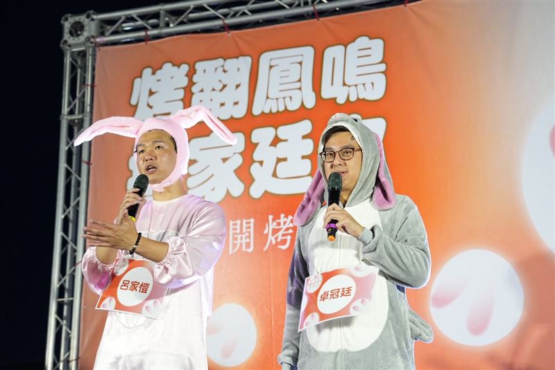 卓冠廷與呂家愷攜手辦活動，更換上一身兔子裝扮，引發話題。（圖／翻攝自卓冠廷臉書）